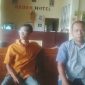 Jhonson Parinduri (kiri) didampingi salah satu Jurnalis di Hotel Abara Panyabungan, Selasa (4/4/2023).