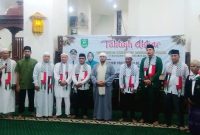 Kapolres Mandailing Natal AKBP H.M. Reza Chairul A.S, S.IK., S,H., M.H kompak pakai syal berbendera Palestina bersama tamu undangan lainnya di Mesjid Agung Nur Ala Nur Panyabungan, Sabtu (8/4/2023).