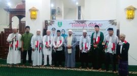Kapolres Mandailing Natal AKBP H.M. Reza Chairul A.S, S.IK., S,H., M.H kompak pakai syal berbendera Palestina bersama tamu undangan lainnya di Mesjid Agung Nur Ala Nur Panyabungan, Sabtu (8/4/2023).