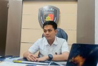 Kasat Reskrim Polres Madina, AKP Prastiyo saat diwawancarai di ruangannya terkait kasus dugaan perzinahan yang dilaporkan oleh AZ. (Sahrul) 