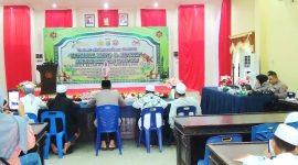 Orang tua peserta ikut mengabadikan putrinya saat tampil di panggung MTQ yang disaksikan Kapolres Madina dan Dewan Juri di aula Pesat Gatra Polres Madina, Kamis (13/4/2023).