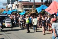 Kasatlantas Polres Madina AKP Syamsul Arifin Batubara bersama personil lainnya turun atur lalu lintas di kota Panyabungan, (21/4/2023)