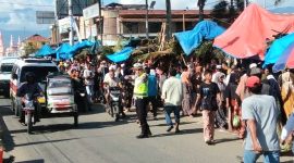 Kasatlantas Polres Madina AKP Syamsul Arifin Batubara bersama personil lainnya turun atur lalu lintas di kota Panyabungan, (21/4/2023)