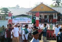 Suasana setelah selesai sholat ied di Desa Kayu Laut, ratusan warga saling bermaaf-maafan. Sabtu (22/4/2023).