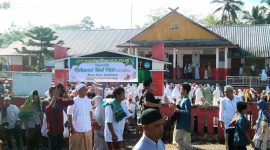 Suasana setelah selesai sholat ied di Desa Kayu Laut, ratusan warga saling bermaaf-maafan. Sabtu (22/4/2023).