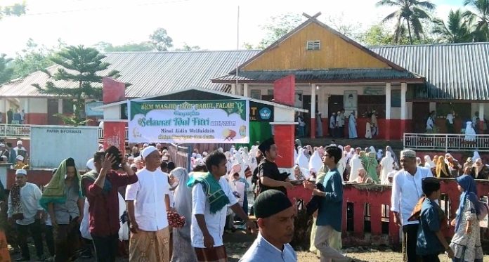 Sholat Idul Fitri di Desa Kayu Laut