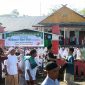Suasana setelah selesai sholat ied di Desa Kayu Laut, ratusan warga saling bermaaf-maafan. Sabtu (22/4/2023).