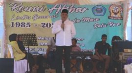 Wakil Ketua DPRD Sumatera Utara H. Harun Mustafa Nasution memberikan kata sambutan saat Reuni Akbar SMA Negeri 1 Panyabungan Selatan, (24/4/2023).