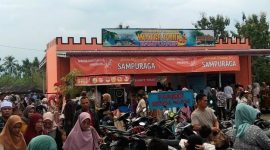 Pengunjung rela antri masuk mengambil tiket masuk ke fasilitas water park objek wisata Sampuraga, Minggu (30/4/2023).