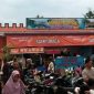 Pengunjung rela antri masuk mengambil tiket masuk ke fasilitas water park objek wisata Sampuraga, Minggu (30/4/2023).