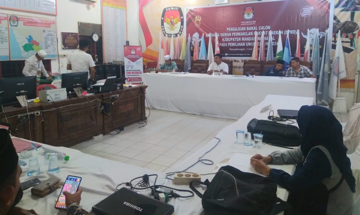 Suasana diruang pendaftaran Bacaleg, Sekretariat KPU Mandailing Natal, Kayujati, Panyabungan, Minggu (14/5/2023) malam.