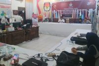 Suasana diruang pendaftaran Bacaleg, Sekretariat KPU Mandailing Natal, Kayujati, Panyabungan, Minggu (14/5/2023) malam.