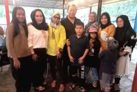 Warga foto bersama dengan Dahlan Hasan beserta keluarga di objek wisata Sampuraga, Senin (1/5/2023) sore.