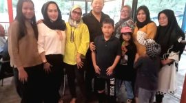 Warga foto bersama dengan Dahlan Hasan beserta keluarga di objek wisata Sampuraga, Senin (1/5/2023) sore.