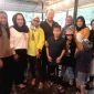 Warga foto bersama dengan Dahlan Hasan beserta keluarga di objek wisata Sampuraga, Senin (1/5/2023) sore.