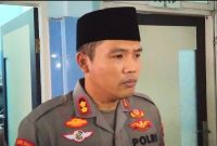 Kapolres Madina AKBP HM. Reza Chairul AS, saat menjeguk anggotanya di salah satu ruang inap di RSUD Panyabungan, Kamis (11/5/2023) sore.