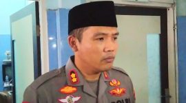 Kapolres Madina AKBP HM. Reza Chairul AS, saat menjeguk anggotanya di salah satu ruang inap di RSUD Panyabungan, Kamis (11/5/2023) sore.