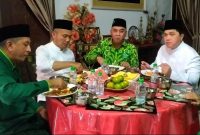 Menteri BUMN Erick Tohir didampingi Wakil Ketua DPRD Sumut Harun Musthafa Nasution saat jamuan makan siang di rumah pimpinan Ponpes Musthafawiyah, Kamis(18/5/2023).