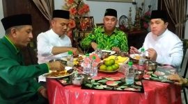 Menteri BUMN Erick Tohir didampingi Wakil Ketua DPRD Sumut Harun Musthafa Nasution saat jamuan makan siang di rumah pimpinan Ponpes Musthafawiyah, Kamis(18/5/2023).