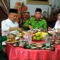 Menteri BUMN Erick Tohir didampingi Wakil Ketua DPRD Sumut Harun Musthafa Nasution saat jamuan makan siang di rumah pimpinan Ponpes Musthafawiyah, Kamis(18/5/2023).