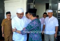 Ketua DPRD Mandailing Natal Erwin Effendi Lubis, SH sedang bersalaman dengan pimpinan Ponpes Musthafawiyah H. Musthafa Bakri Nasution, Senin (22/2023).