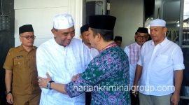 Ketua DPRD Mandailing Natal Erwin Effendi Lubis, SH sedang bersalaman dengan pimpinan Ponpes Musthafawiyah H. Musthafa Bakri Nasution, Senin (22/2023).