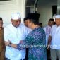 Ketua DPRD Mandailing Natal Erwin Effendi Lubis, SH sedang bersalaman dengan pimpinan Ponpes Musthafawiyah H. Musthafa Bakri Nasution, Senin (22/2023).
