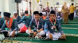 Sekdakab Madina Alamulhaq Daulay, SH (Kanan) dan Ketua DPRD Madina Erwin Effendi Lubis, SH (kiri) di Mesjid Agung Nur Ala Nur Panyabungan, Senin (22/5/2023).