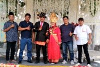 Keluarga media Harian Kriminal Group foto bersama dengan kedua Mempelai Seri dan Andy, Sabtu (10/6/2023).