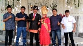 Keluarga media Harian Kriminal Group foto bersama dengan kedua Mempelai Seri dan Andy, Sabtu (10/6/2023).