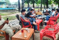 Sejumlah awak media yang aktif bertugas di Kabupaten Mandailing Natal duduk santai sambil diskusi di Taman Kota Panyabungan, Sabtu (10/6/2023).