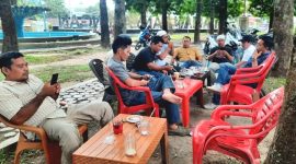 Sejumlah awak media yang aktif bertugas di Kabupaten Mandailing Natal duduk santai sambil diskusi di Taman Kota Panyabungan, Sabtu (10/6/2023).