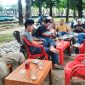 Sejumlah awak media yang aktif bertugas di Kabupaten Mandailing Natal duduk santai sambil diskusi di Taman Kota Panyabungan, Sabtu (10/6/2023).