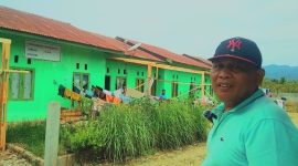 H. Muhammad Amin Lubis saat meninjau rumah kontrakan miliknya di Lubuk Sibegu Kel. Dalan Lidang, Panyabungan, Senin (12/6/2023).