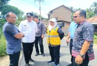 Sosok Elpi Yanti Harahap, ST selaku Kadis PUPR (rompi kuning) mendampingi Bupati Madina HM. Ja'far Sukhairi Nasution meninjau pembangunan tiga ruas jalan di Kec. Panyabungan Barat, Kamis (8/6/2023)/ist