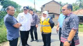 Sosok Elpi Yanti Harahap, ST selaku Kadis PUPR (rompi kuning) mendampingi Bupati Madina HM. Ja'far Sukhairi Nasution meninjau pembangunan tiga ruas jalan di Kec. Panyabungan Barat, Kamis (8/6/2023)/ist