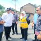 Sosok Elpi Yanti Harahap, ST selaku Kadis PUPR (rompi kuning) mendampingi Bupati Madina HM. Ja'far Sukhairi Nasution meninjau pembangunan tiga ruas jalan di Kec. Panyabungan Barat, Kamis (8/6/2023)/ist