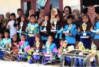 Kepsek SDN 350 bersama Pj. Kades dan Tokoh Masyarakat Desa Batahan 1 foto bersama peserta didik yang berprestasi, Sabtu (24/6/2023).