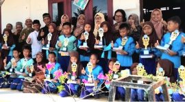 Kepsek SDN 350 bersama Pj. Kades dan Tokoh Masyarakat Desa Batahan 1 foto bersama peserta didik yang berprestasi, Sabtu (24/6/2023).
