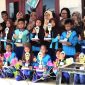 Kepsek SDN 350 bersama Pj. Kades dan Tokoh Masyarakat Desa Batahan 1 foto bersama peserta didik yang berprestasi, Sabtu (24/6/2023).