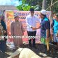 H. Saipullah Nasution, Ketua DPP IKANAS menyerahkan 1 ekor sapi kurban di salah satu daerah Kab. Madina, Kamis (29/6/2023).