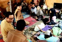 Bupati Madina H.M. Ja'far Sukhairi Nasution mengunjungi sekaligus memotivasi penderita kanker payudara di Kec. Bukit Malintang, Selasa (4/7/2023)/ ist.