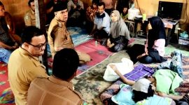Bupati Madina H.M. Ja'far Sukhairi Nasution mengunjungi sekaligus memotivasi penderita kanker payudara di Kec. Bukit Malintang, Selasa (4/7/2023)/ ist.