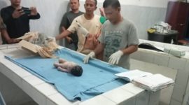 Penemuan jasad bayi di pekarangan rumah Aek Galoga, Kec. Panyabungan, Kab. Madina saat di evakuasi ke RSUD Panyabungan.