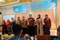 Kadinsos Pemberdayaan Perempuan dan Perlindungan Anak Riswan Harahap, AH.,MM foto bersama Panitia dan undangan kegiatan Koordinasi dan Sinkronisasi, Kamis (13/7/2023).