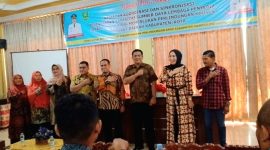 Kadinsos Pemberdayaan Perempuan dan Perlindungan Anak Riswan Harahap, AH.,MM foto bersama Panitia dan undangan kegiatan Koordinasi dan Sinkronisasi, Kamis (13/7/2023).