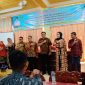 Kadinsos Pemberdayaan Perempuan dan Perlindungan Anak Riswan Harahap, AH.,MM foto bersama Panitia dan undangan kegiatan Koordinasi dan Sinkronisasi, Kamis (13/7/2023).