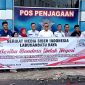 Ketua SMSI Labuhanbatu Raya, Teguh Sitorus Saat Membagikan Bendera