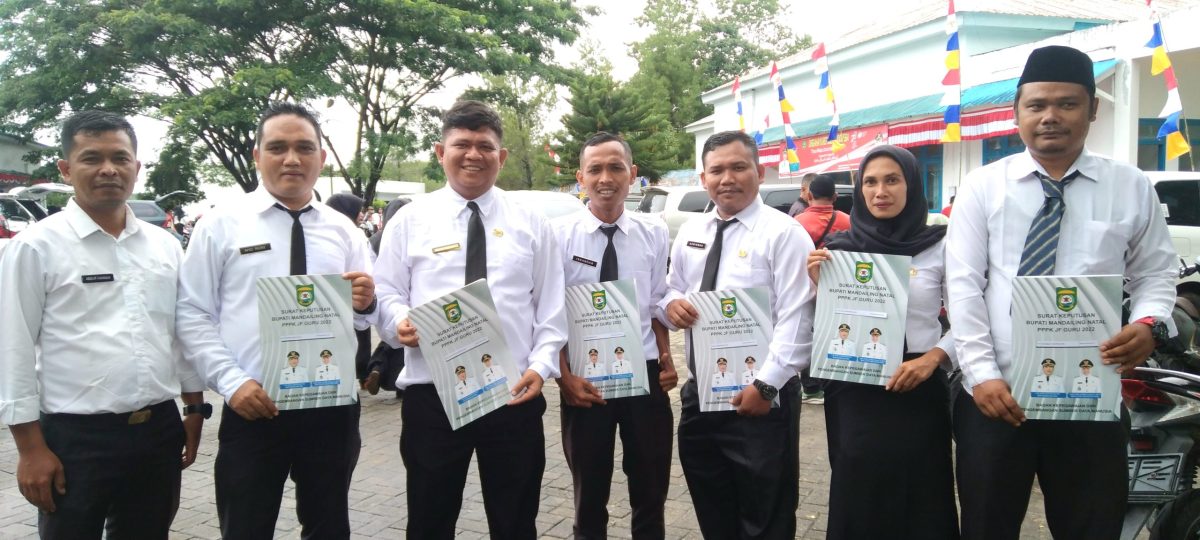 Guru PPPK di Kabupaten Mandailing Natal baru saja terima dari Badan Kepegawaian Daerah SK pengangkatan, Senin (14/8/2023).