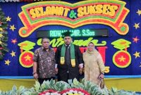 Ridwan Amir, S.Sos usai wisuda gelar foto bersama dengan kedua orangtuanya, (ist)